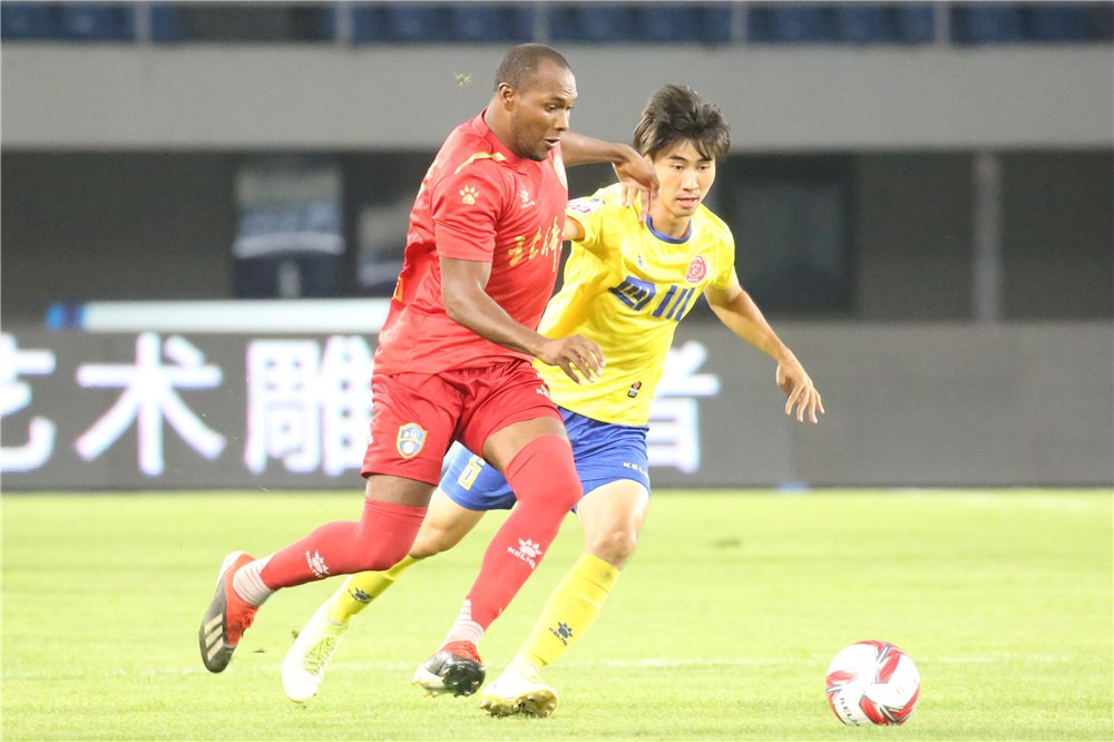 蓬莱朱雀队鏖战南城战狼队，游泳小组赛爆冷，转换速度占优。黑马成最大惊喜的简单介绍